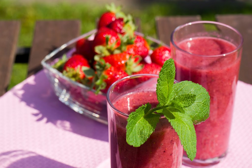 Power drink with strawberries, coconut water, chia seeds and acai powder Power drink with strawberries, coconut water, chia seeds and acai powder