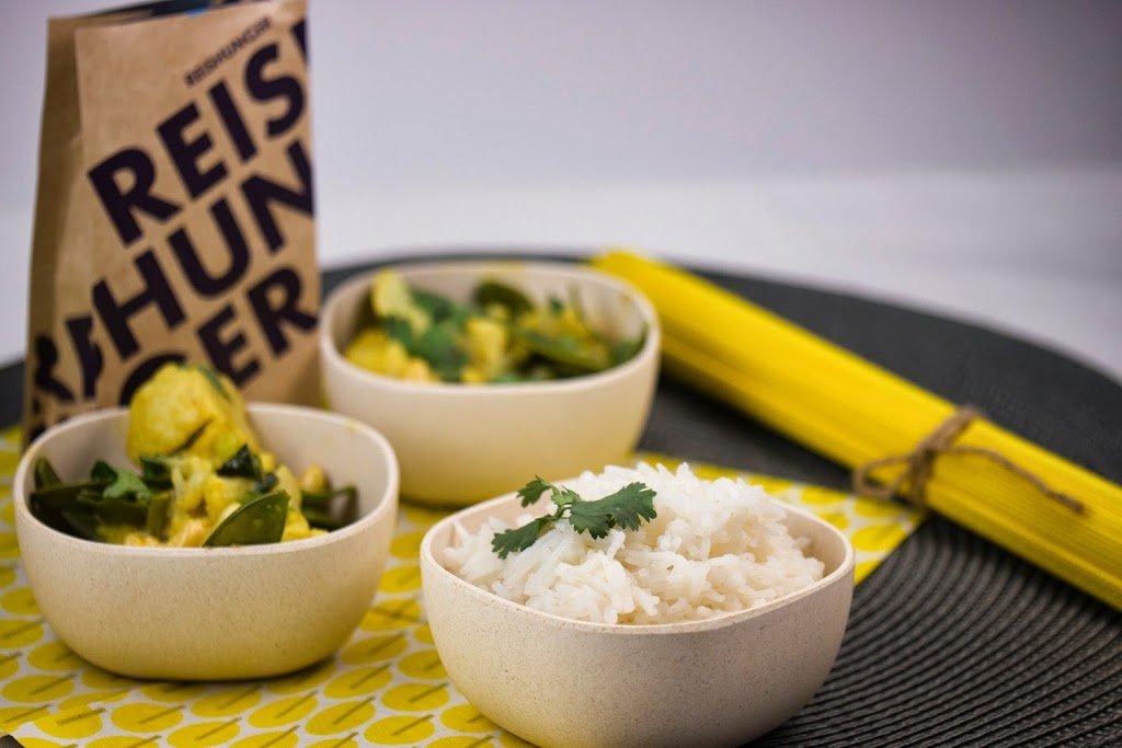  Vegetable cauliflower curry with mangetouts, coconut milk and basmati rice 