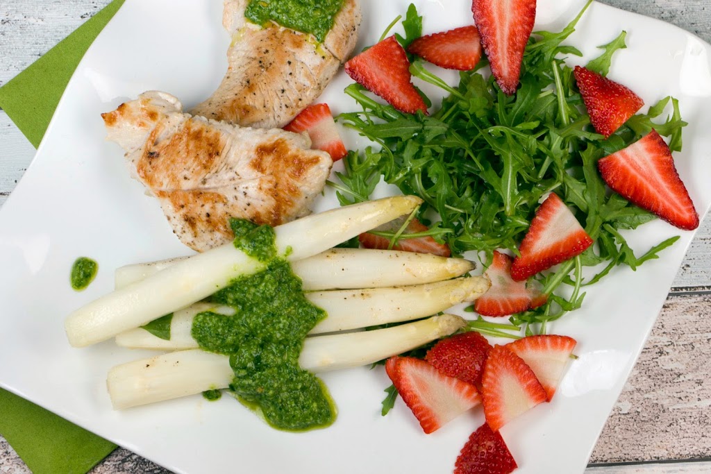 Asparagus cooked in foil with turkey fillets and basil and rocket pesto Asparagus cooked in foil with turkey fillets and basil and rocket pesto