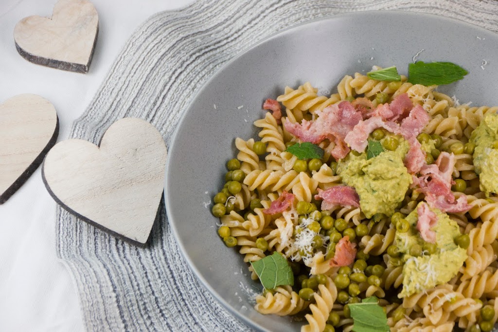  Pasta with pea ricotta sauce, parmesan, mint and bacon 