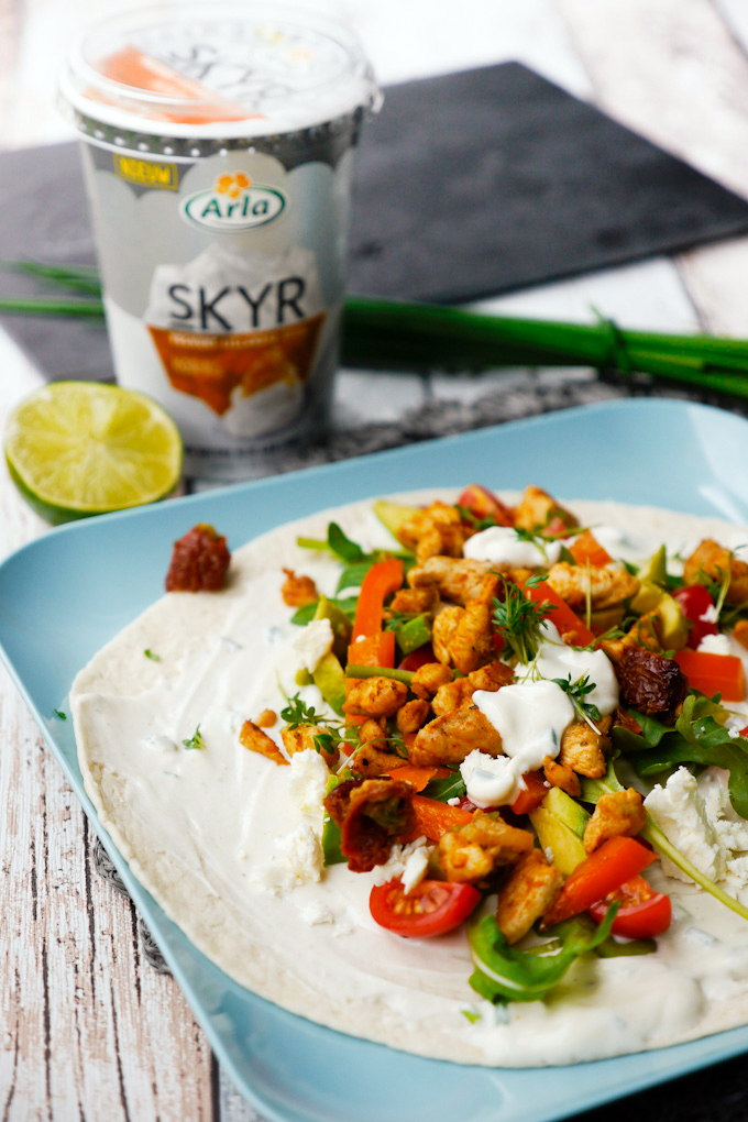  Stuffed wraps with chicken, tomatoes and honey dressing 