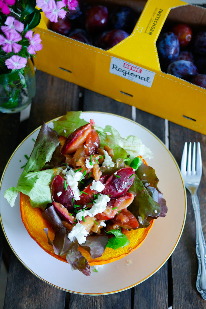  Salad with caramelised plums in a baked pumpkin 