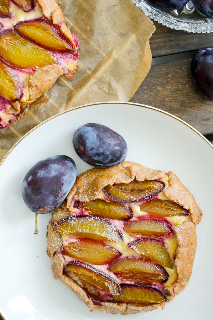 Recipe for healthy mini-galettes with plums 