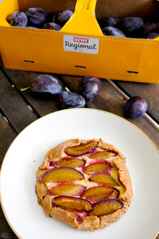 Recipe for healthy mini-galettes with plums