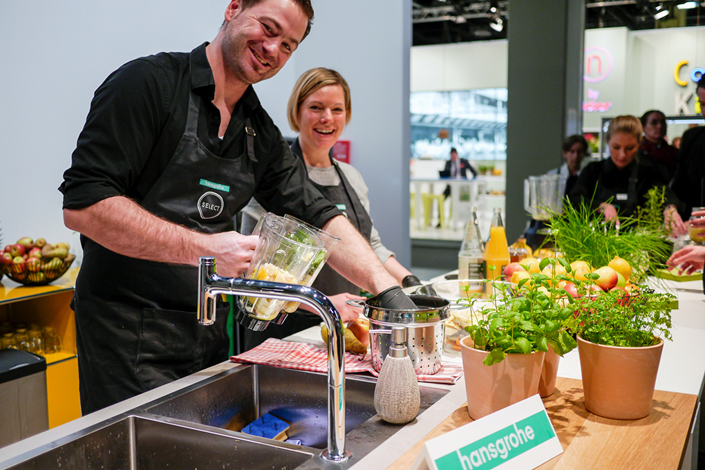 André Rasche und Steffi von Gaumenfreundin am Hansgrohe Stand - livingkitchen