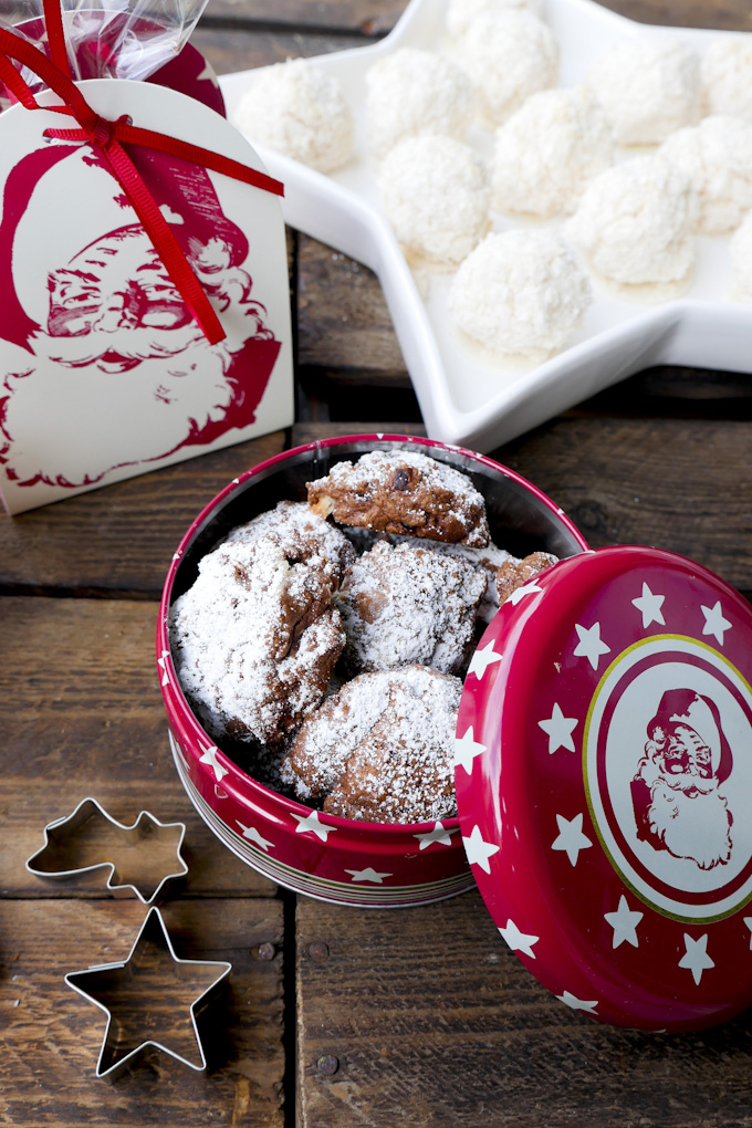 Schokoplätzchen und Kokoseisberge aus der Weihnachtsbäckerei