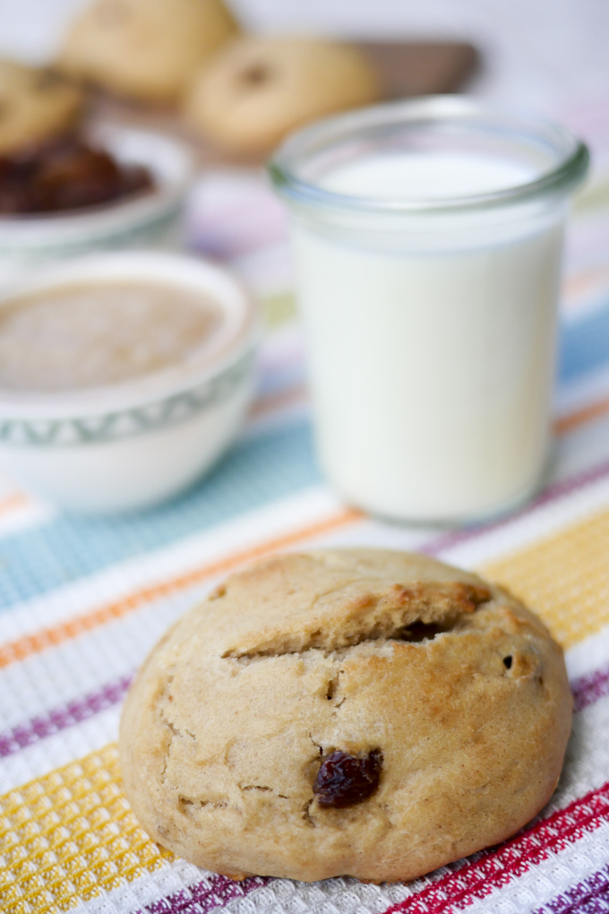  raisin bread with spelled flour, apple pie and milk - the perfect bread for children 