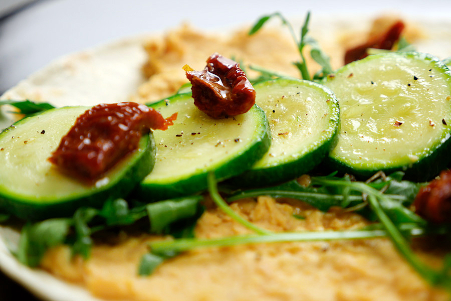  Pot Hero - recipe for vegan zucchini wraps with hummus 