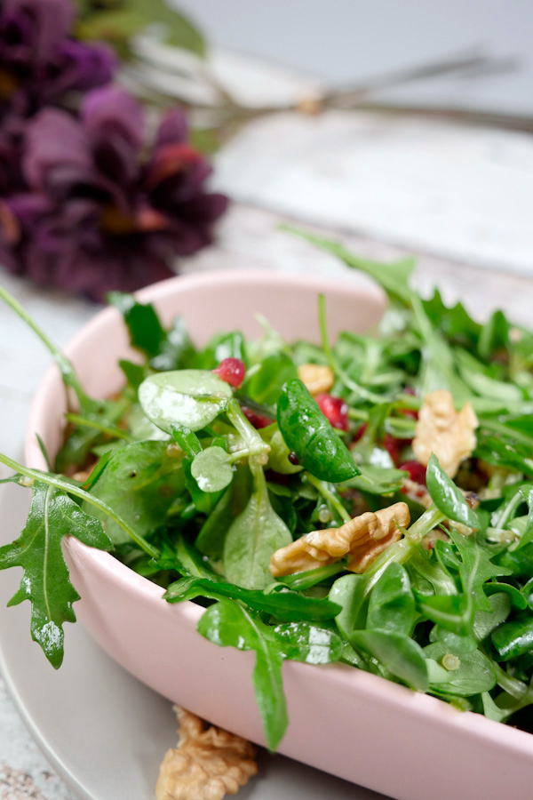  Quinoa salad with pomegranate, arugula, corn salad and walnuts 